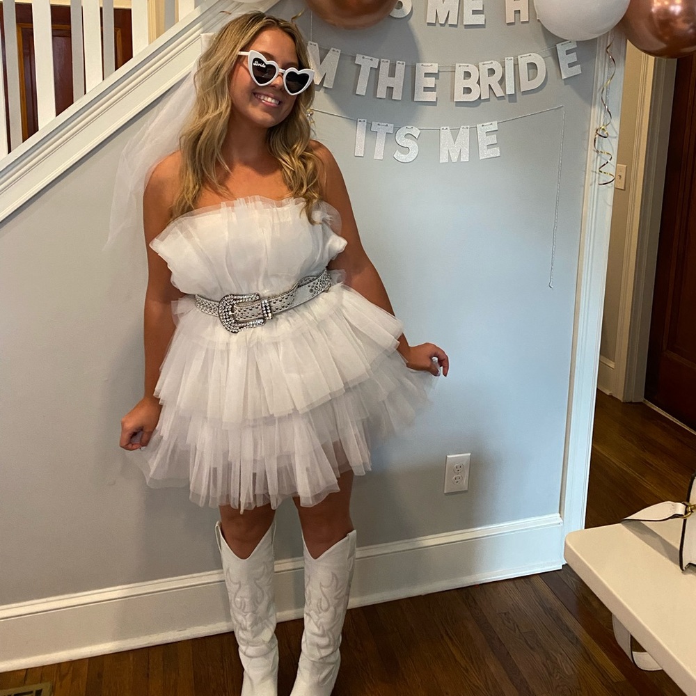 White tulle poofy strapless dress
